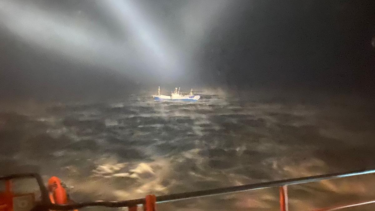 Пограничное управление ФСБ спало аварийную шхуну в открытом море в Приморье