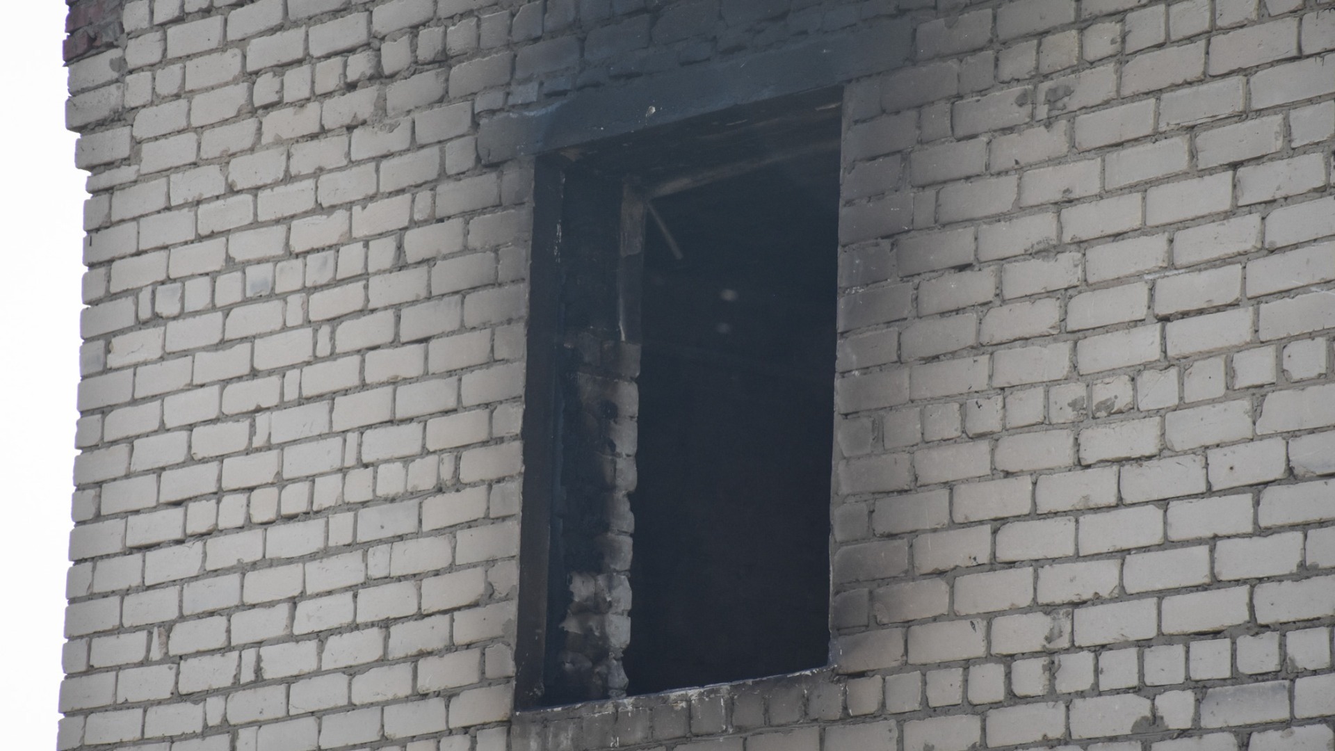 Пожарные спасли троих детей из горящего дома во Владивостоке