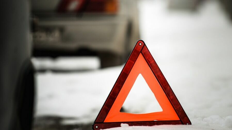 Автомобиль «задом» протаранил двух пешеходов во Владивостоке