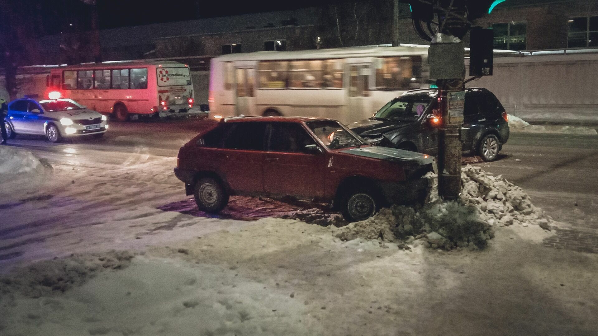 Toyota Vitz не поделила трассу с Nissan X-trail во Владивостоке
