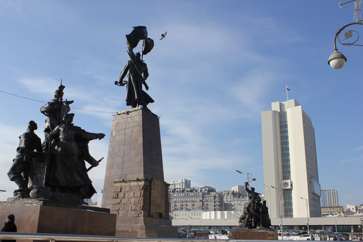 Памятник горниста в центре Владивостока предложили нарядить Дедом Морозом