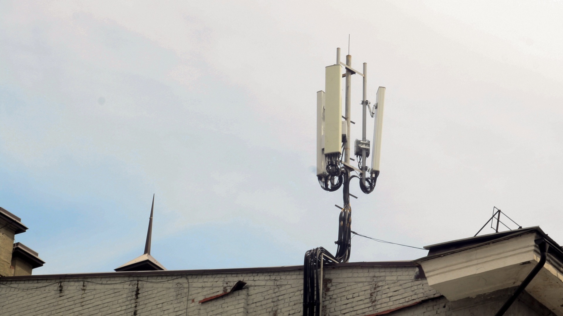 Проблемы со связью в Приморье: вышку сотовой связи снесло ветром — видео