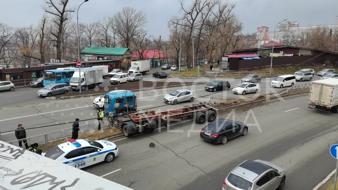 Жесткое ДТП с грузовиком растянулось на несколько десятков метров во Владивостоке