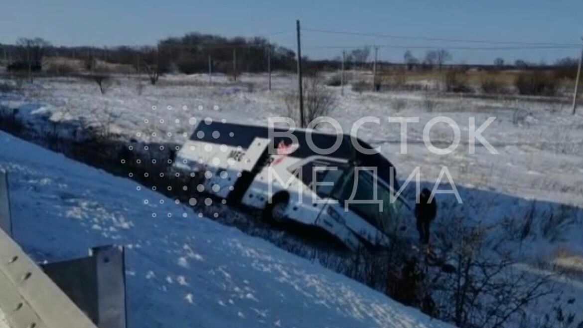 Спецслужбы работают на месте ДТП с автобусом в Хабаровском крае — видео