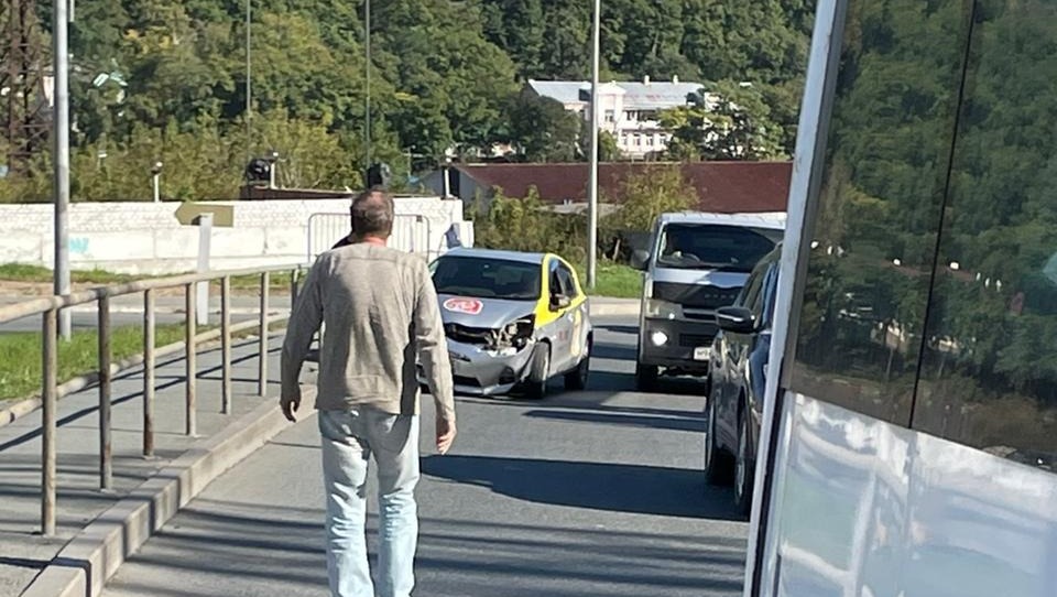 Водитель «Приуса» заставил выйти из автобуса всех пассажиров — фото