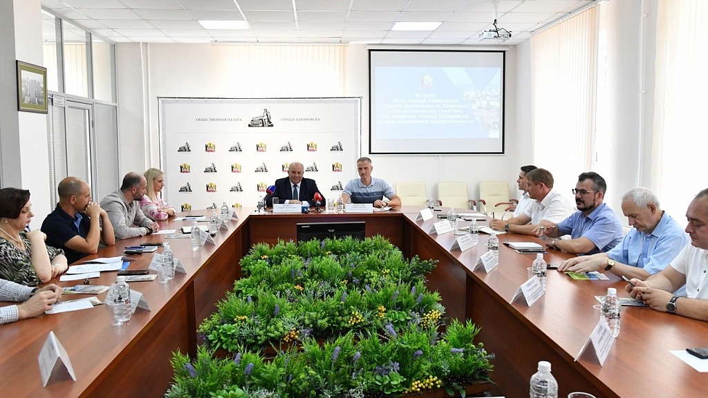 Сергей Кравчук обсудил с жителями Хабаровска будущее краевого центра
