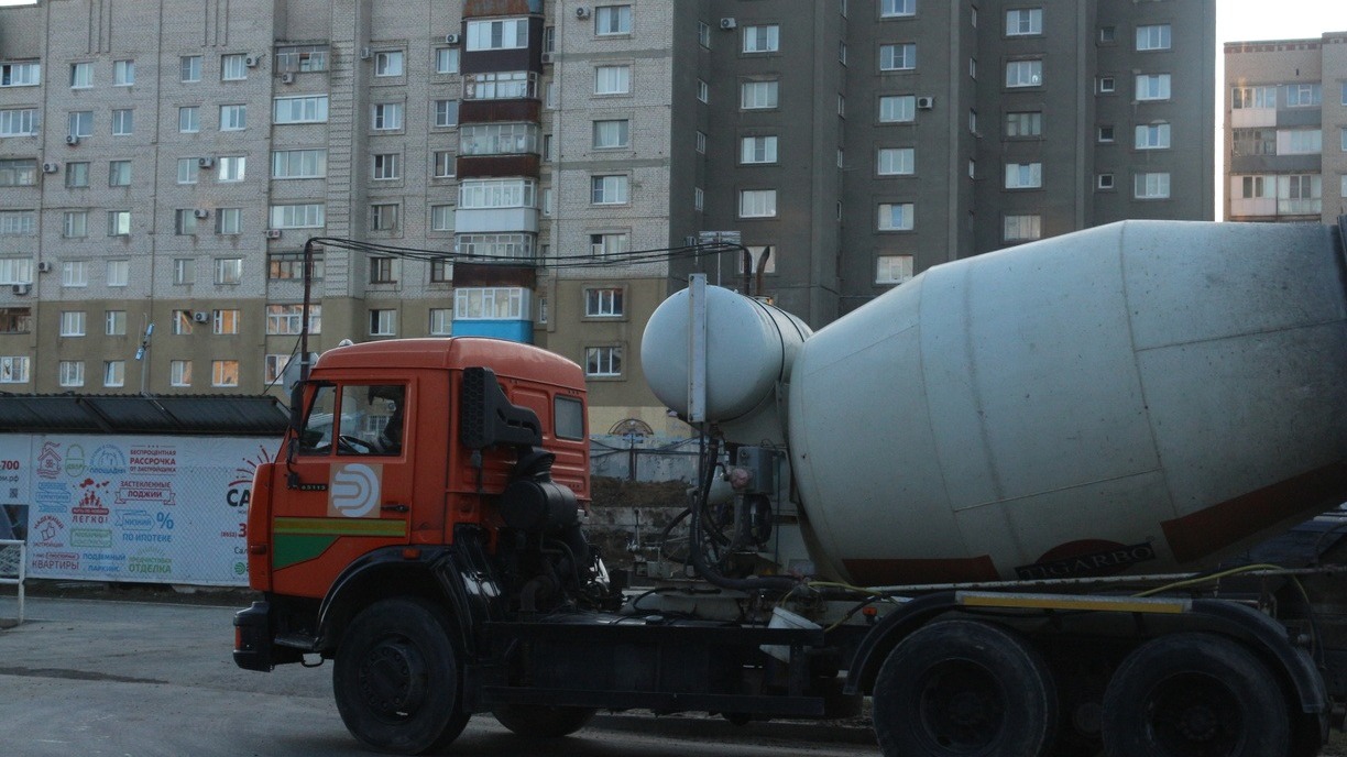 Бетономешалка перевернулась на дороге во Владивостоке