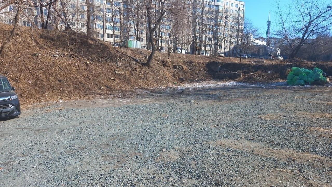 Более 50 кубометров мусора убрали с улицы Тобольской во Владивостоке