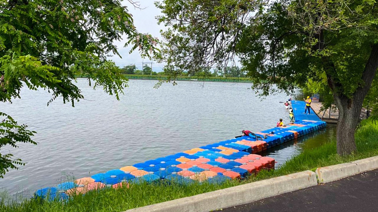 Спортплощадку с тренажерами установили на озере Чан во Владивостоке