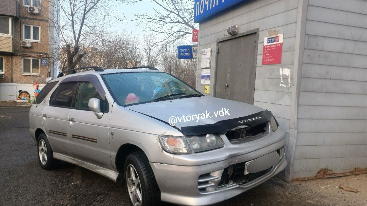 Наглец припарковался у самых дверей почтового отделения во Владивостоке