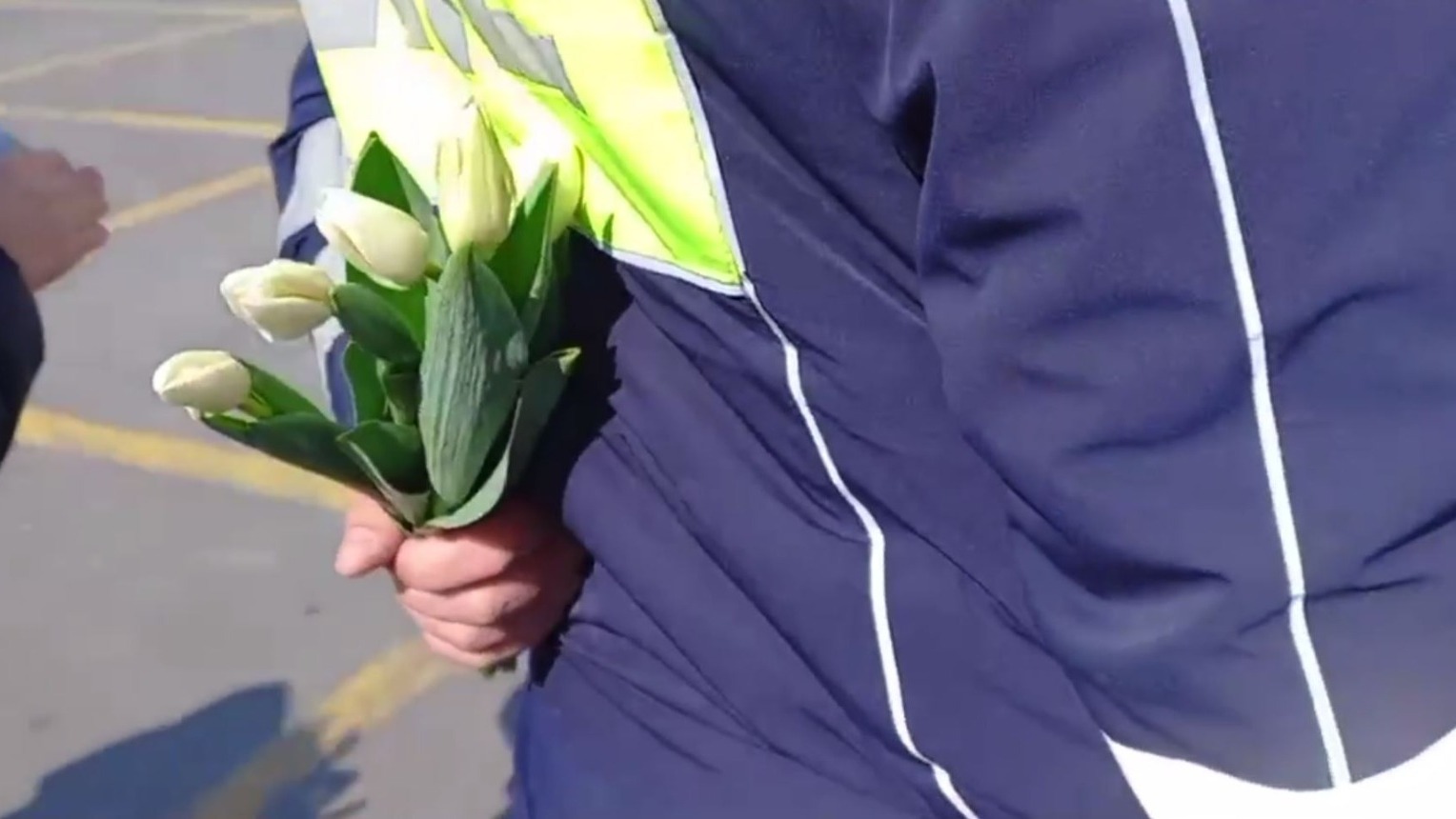 Госавтоинспекторы Владивостока останавливают автоледи, чтобы вручить им цветы — видео