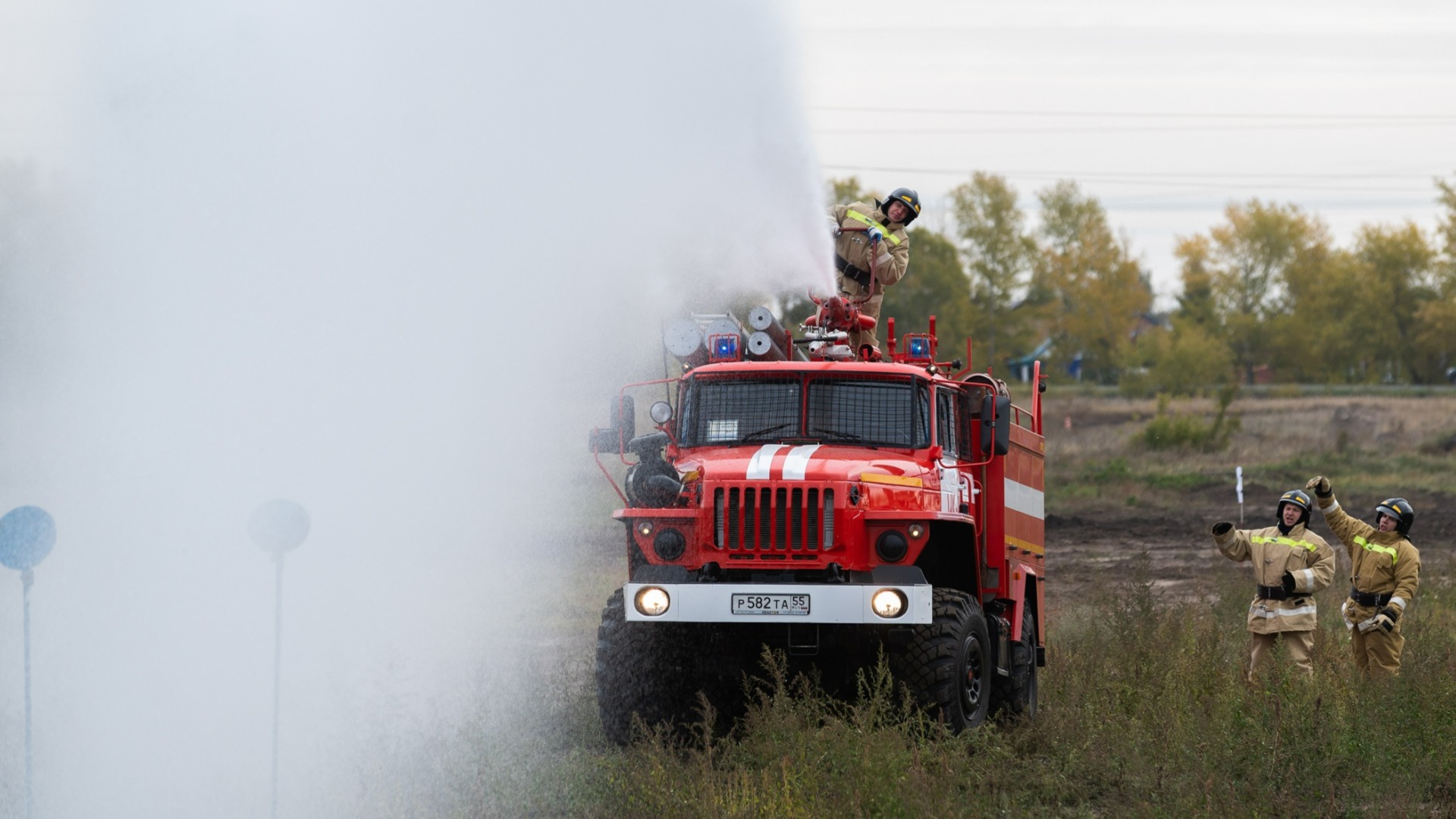 Пожарные МЧС России ликвидировали горение бытового помещения во Владивостоке