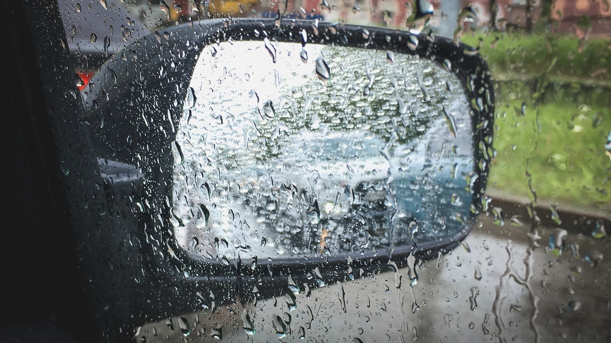 Кому вода, а кому — мать родна: такси Яндекс в дождь ломит цены во Владивостоке