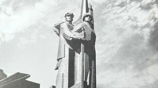 Памятник освободителям Донбасса – солдату и шахтеру – находится в центре города, а у его подножия расположены музей Великой Отечественной войны и художественный центр «Арт-Донбасс