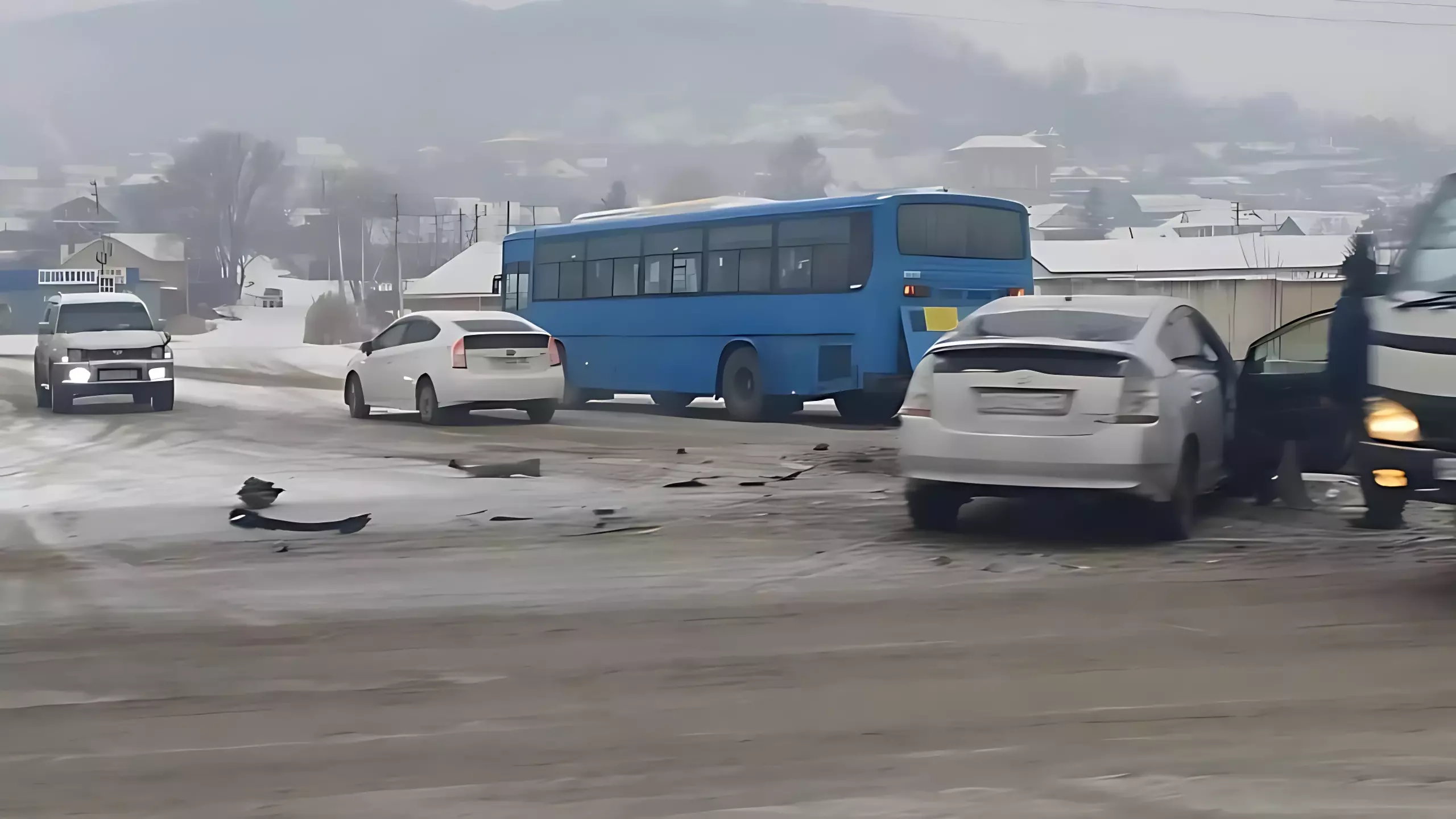 Toyota Prius столкнулся с автобусом в Приморье, есть пострадавшие