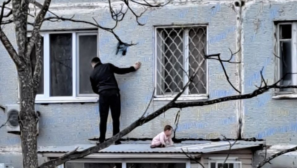 Ребенок выпал из окна и выжил во Владивостоке