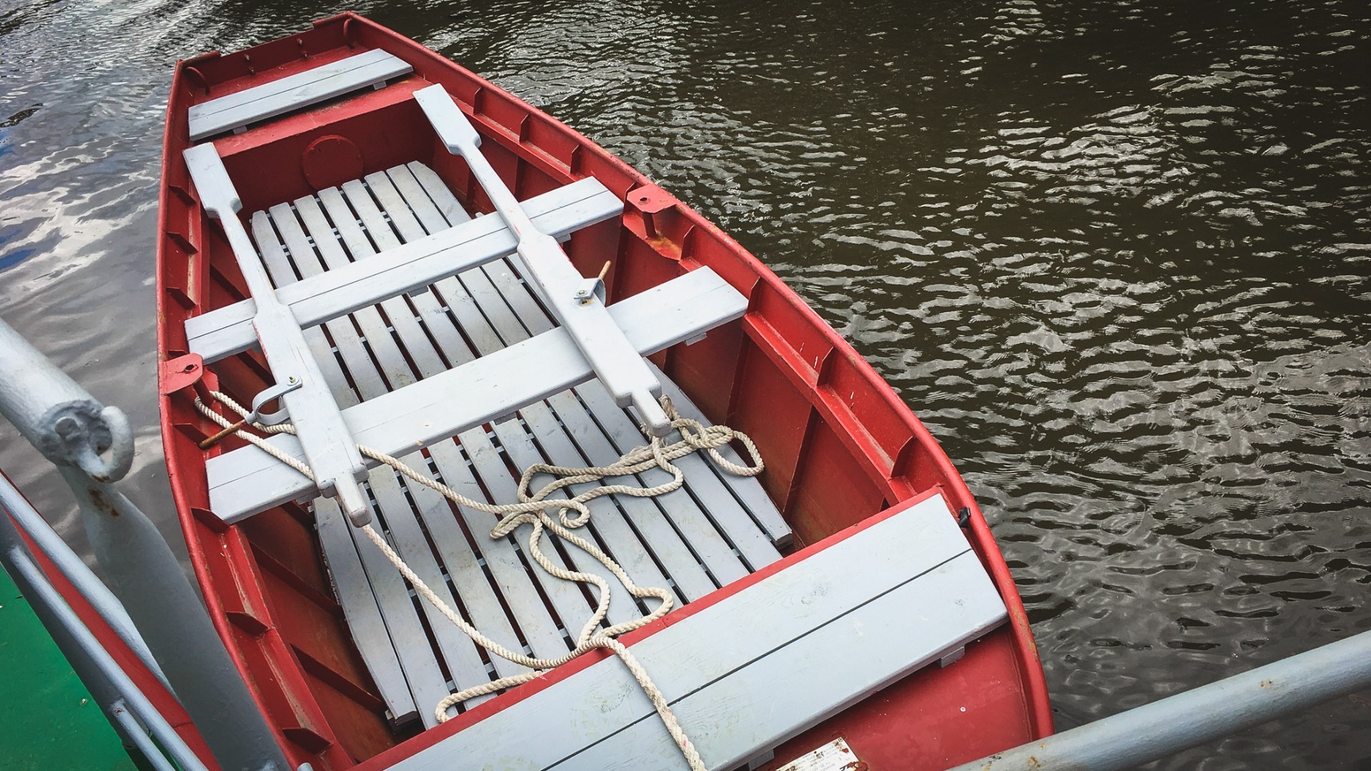 Мужчину на надувной лодке унесло от берега на озере Ханка