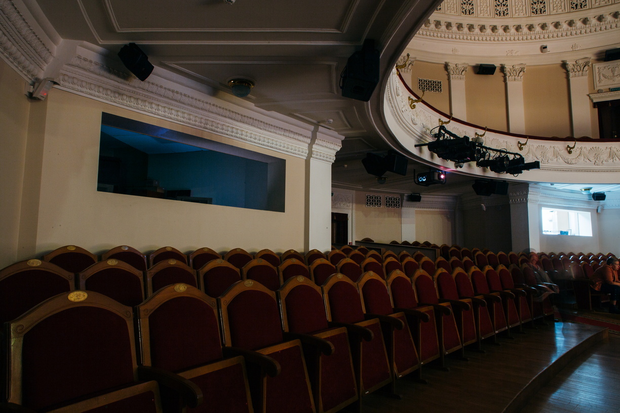 «Моё любимое»: мужчина с лысиной совершил плохой поступок в театре Владивостока