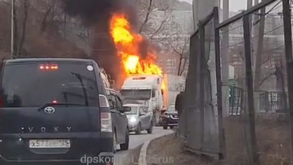 «Пламя 3 метра в высоту»: «огненный вечер» у водителя фуры во Владивостоке — видео