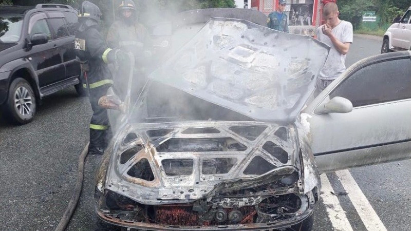 Два автомобиля сгорели во Владивостоке