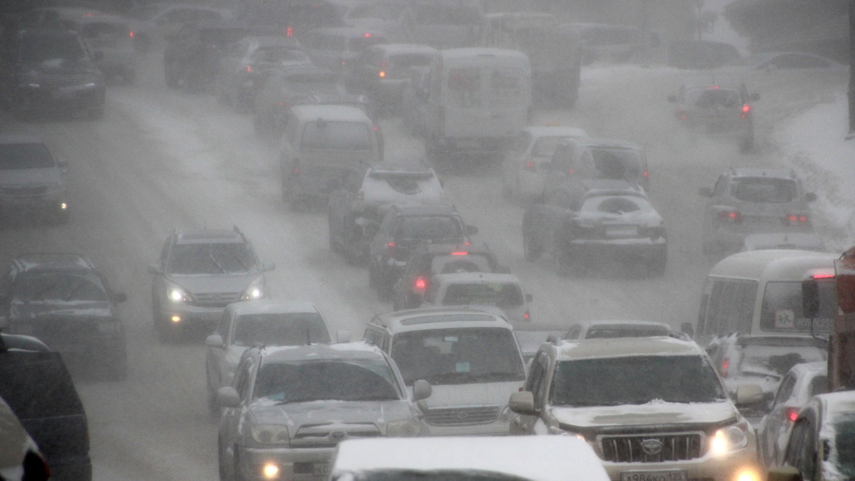 Пробки и ДТП по всему городу: мартовский снег напакостил во Владивостоке