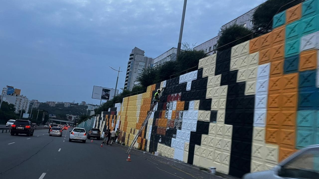 Граффити тигра обновили к началу ВЭФ-2023 во Владивостоке