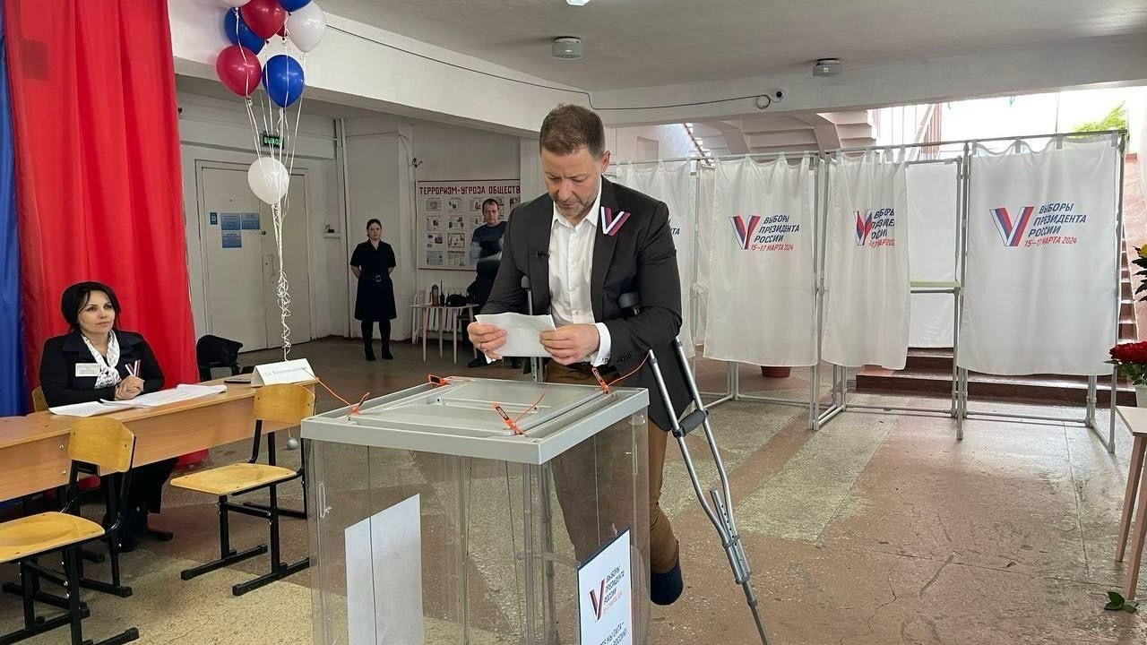 Председатель Заксобрания Приморского края отдал свой голос на особенном участке