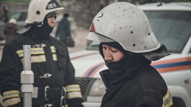 Мужчина и женщина едва не погибли на пожаре в Приморье