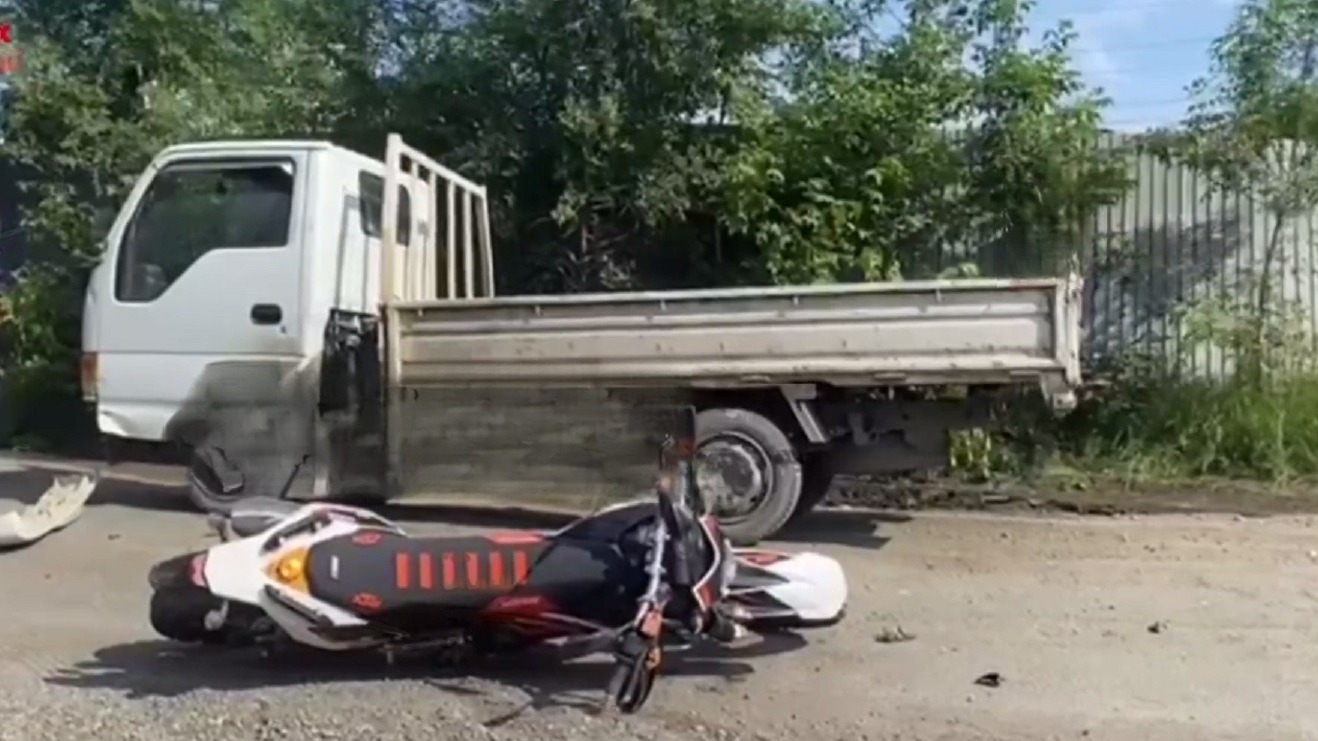 Вылетел на встречку: мотоциклист пострадал в ДТП с грузовиком — видео