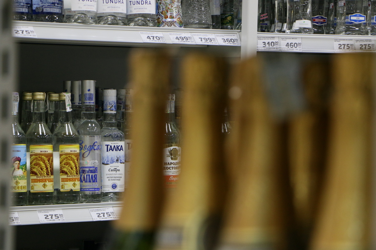 Депутат Хамзаев предложил ограничить продажу алкоголя в выходные дни в России