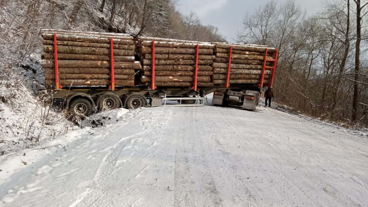Проезда нет: лесовоз перекрыл важную трассу в Приморье — фото