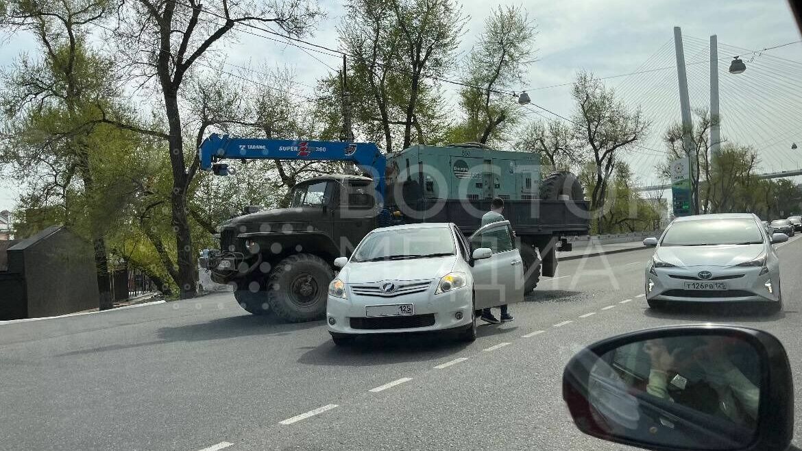 ДТП с большегрузом собирает пробку на популярной улице Владивостока