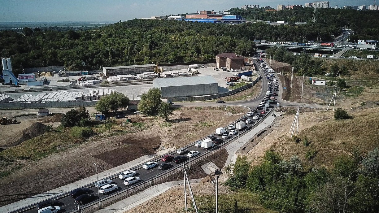 Массовое ДТП поставило колом движение на трафиковой дороге во Владивостоке