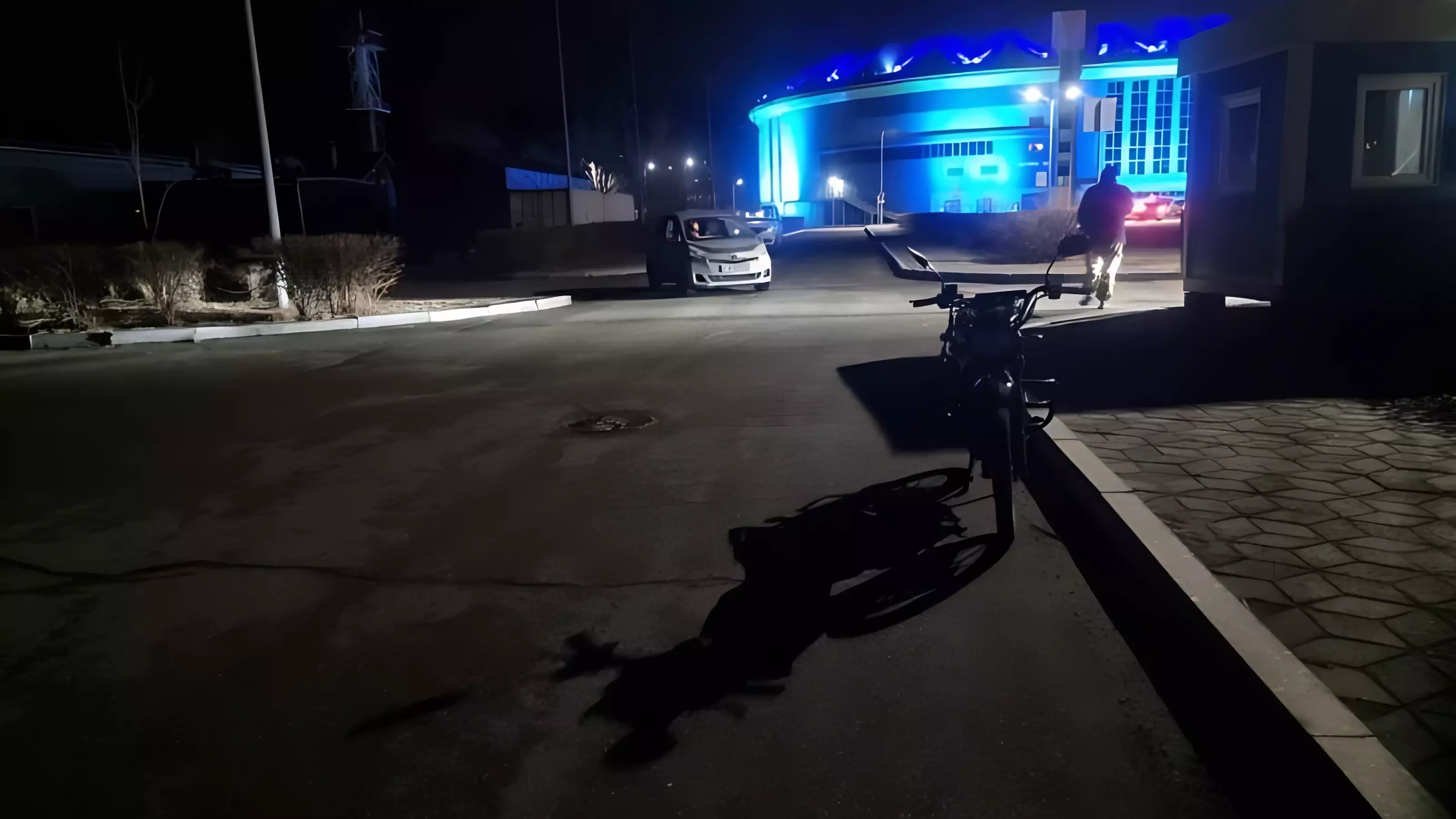 Мопед протаранил стоявшую «Тойоту» около «Фетисов Арена» во Владивостоке
