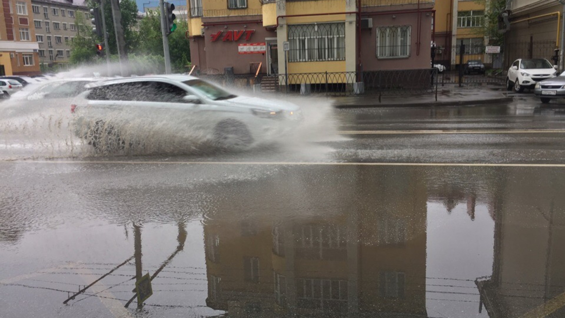 Он утонул? — продавцы спасают товары в ТРК «Седанка Сити» во Владивостоке