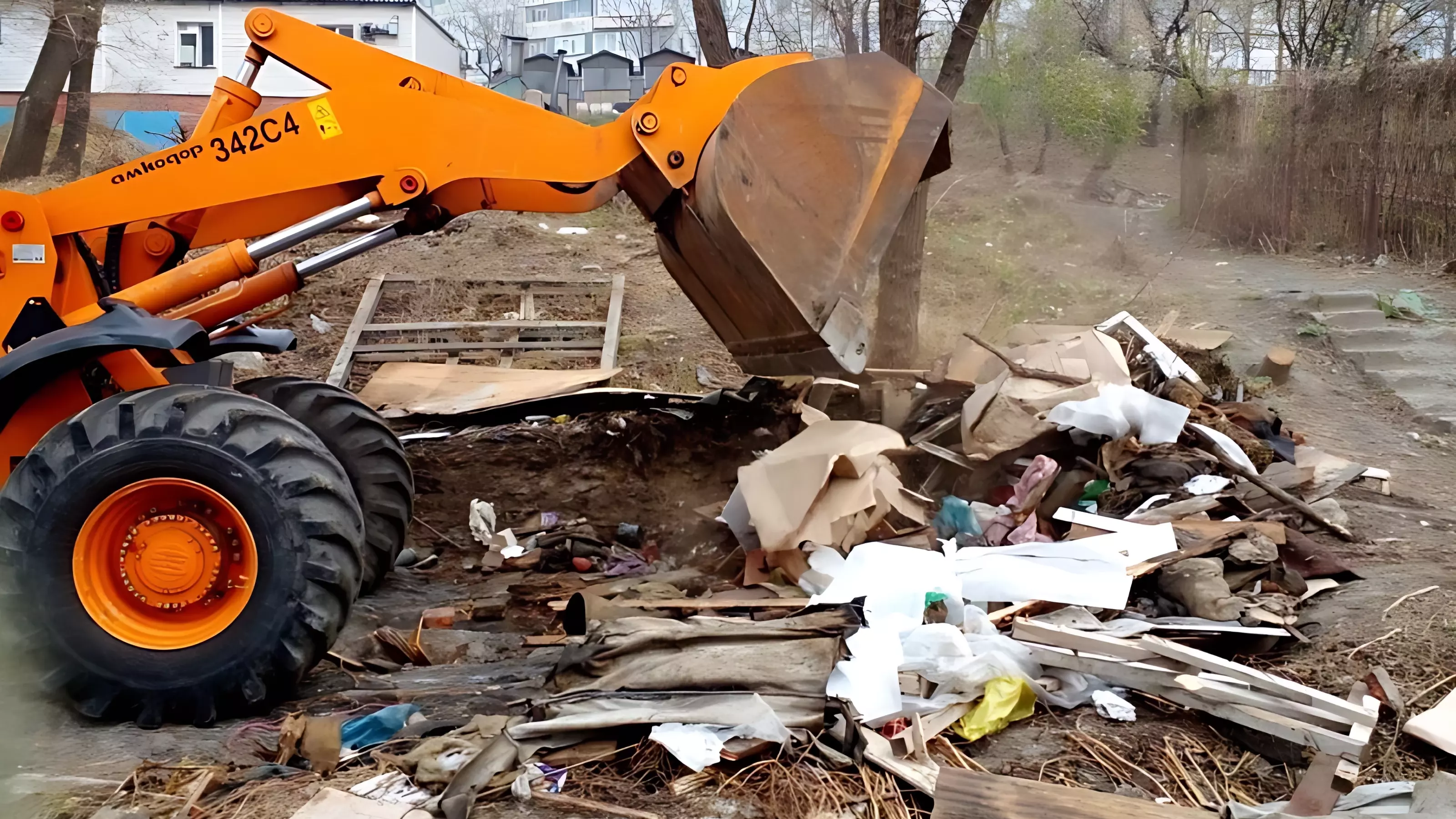 Девять улиц освободили от мусорных свалок во Владивостоке