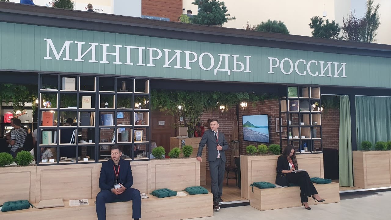 Книги и растения: стенд Минприроды России удивил гостей ВЭФ-2023