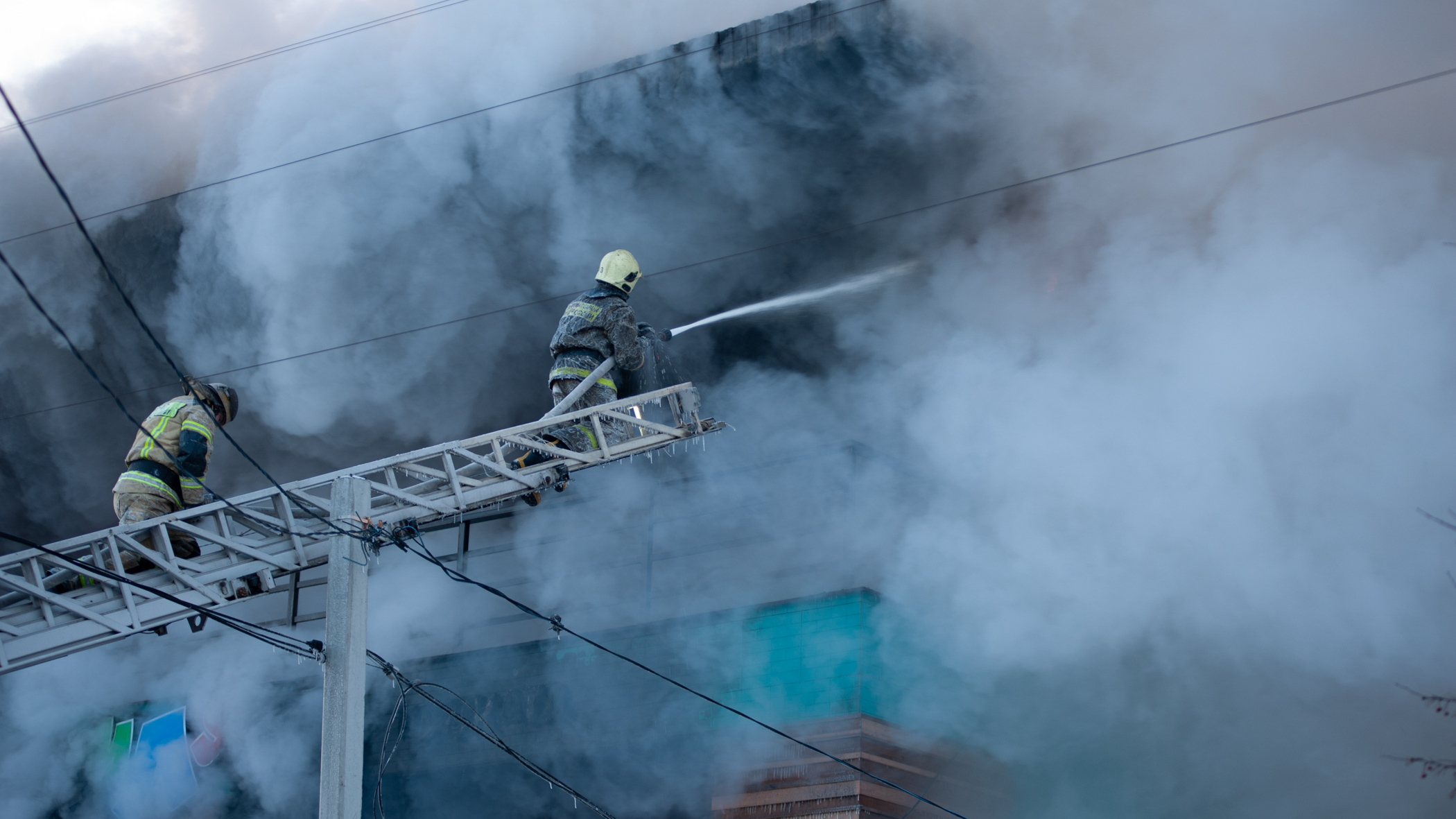 Здание с цехами загорелось в Приморье в разгар рабочего дня