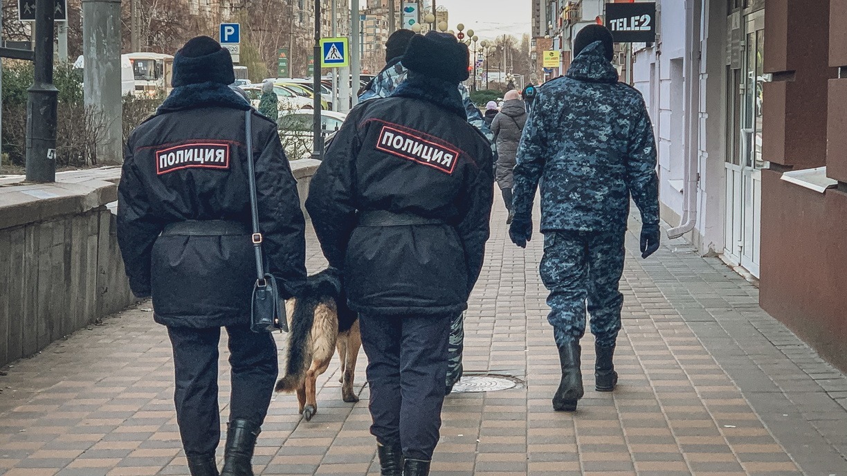 Полиция объявила награду за информацию об осквернивших флаги во Владивостоке