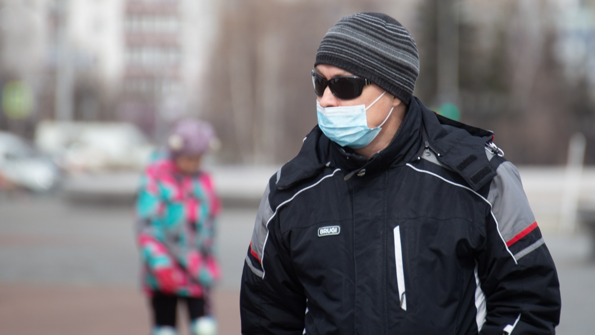 Житель Владивостока решил вспомнить карантинные времена и пройтись в маске