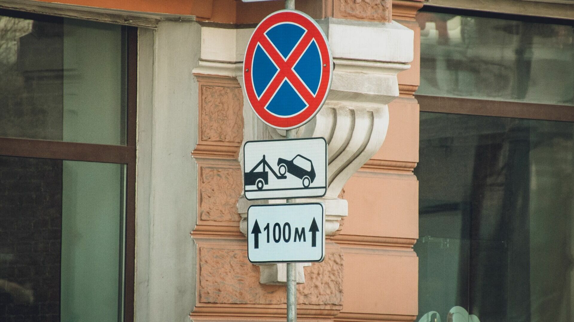 Человек-паук похитил дорожные знаки во Владивостоке — подробности от полиции