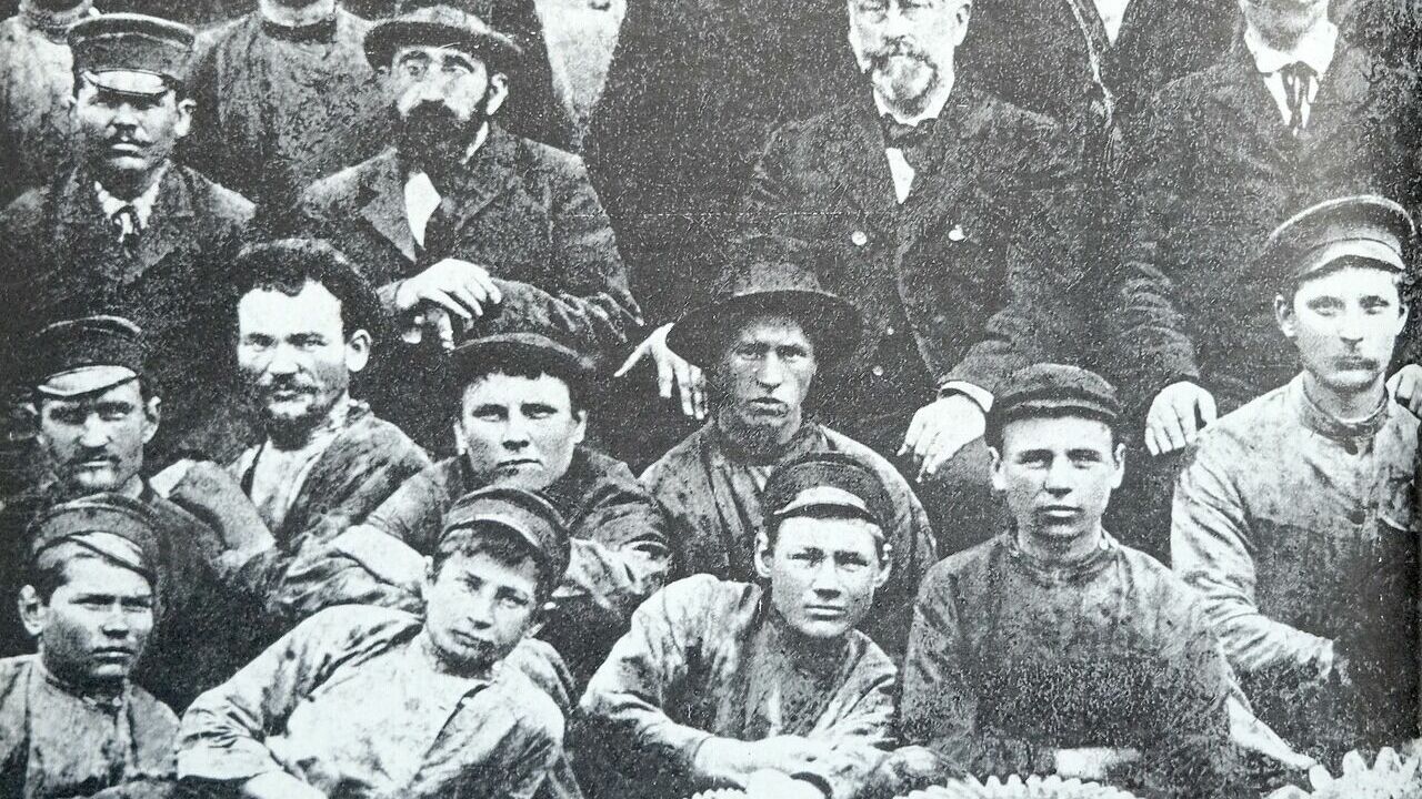 Владельцы завода Эдуард Боссе и Рудольф Геннефельд (справа налево во втором ряду) с группой рабочих своего машиностроительного завода. Юзовка, 1896 год