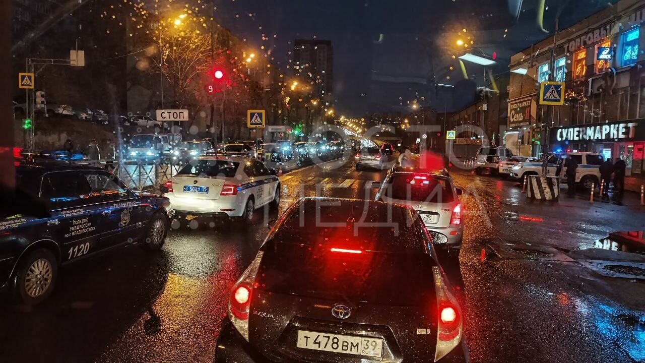 Пешехода сбили около автобусной остановки во Владивостоке — движение встало