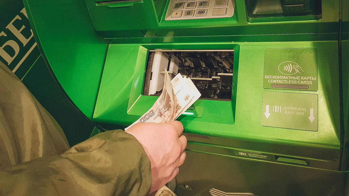 Россияне смогут снимать деньги с чужих банковских карт с 2022 года