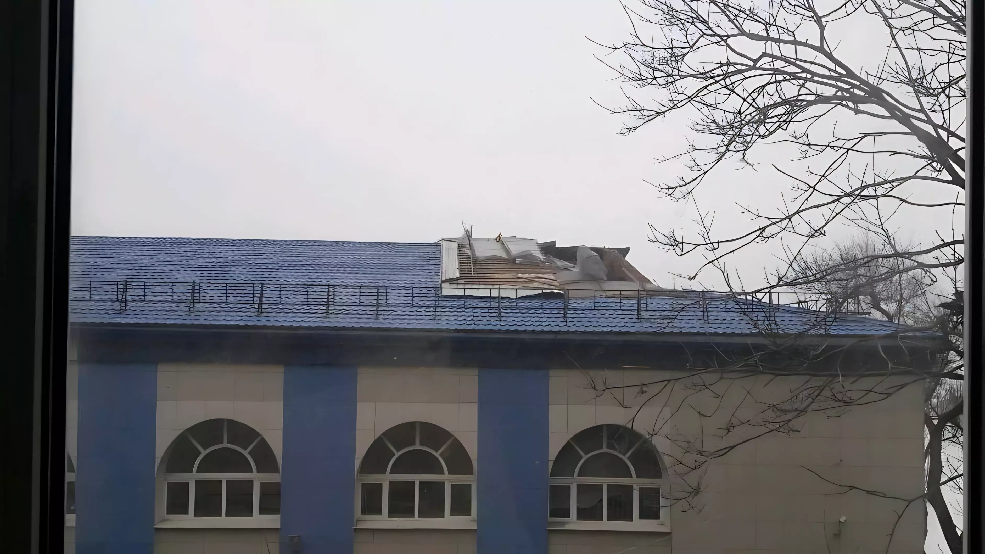 Очередная крыша «отлетела» во Владивостоке с порывами ветра