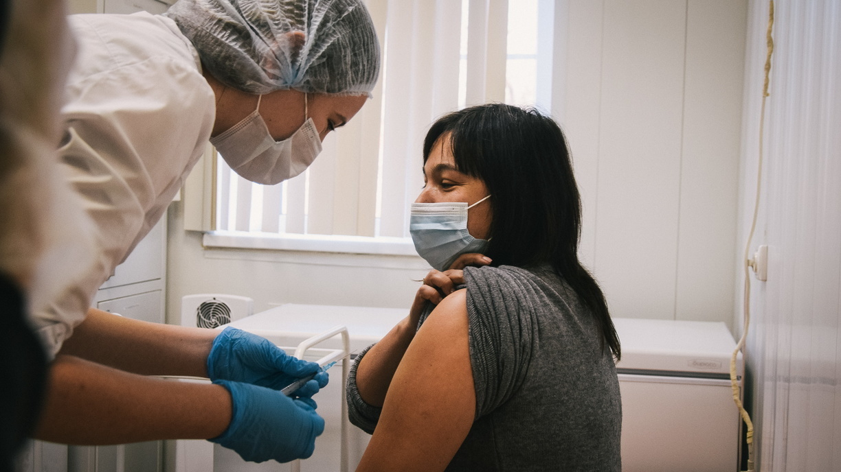 Каждый день почти 2 000 человек ставят прививку от коронавируса в Приморье