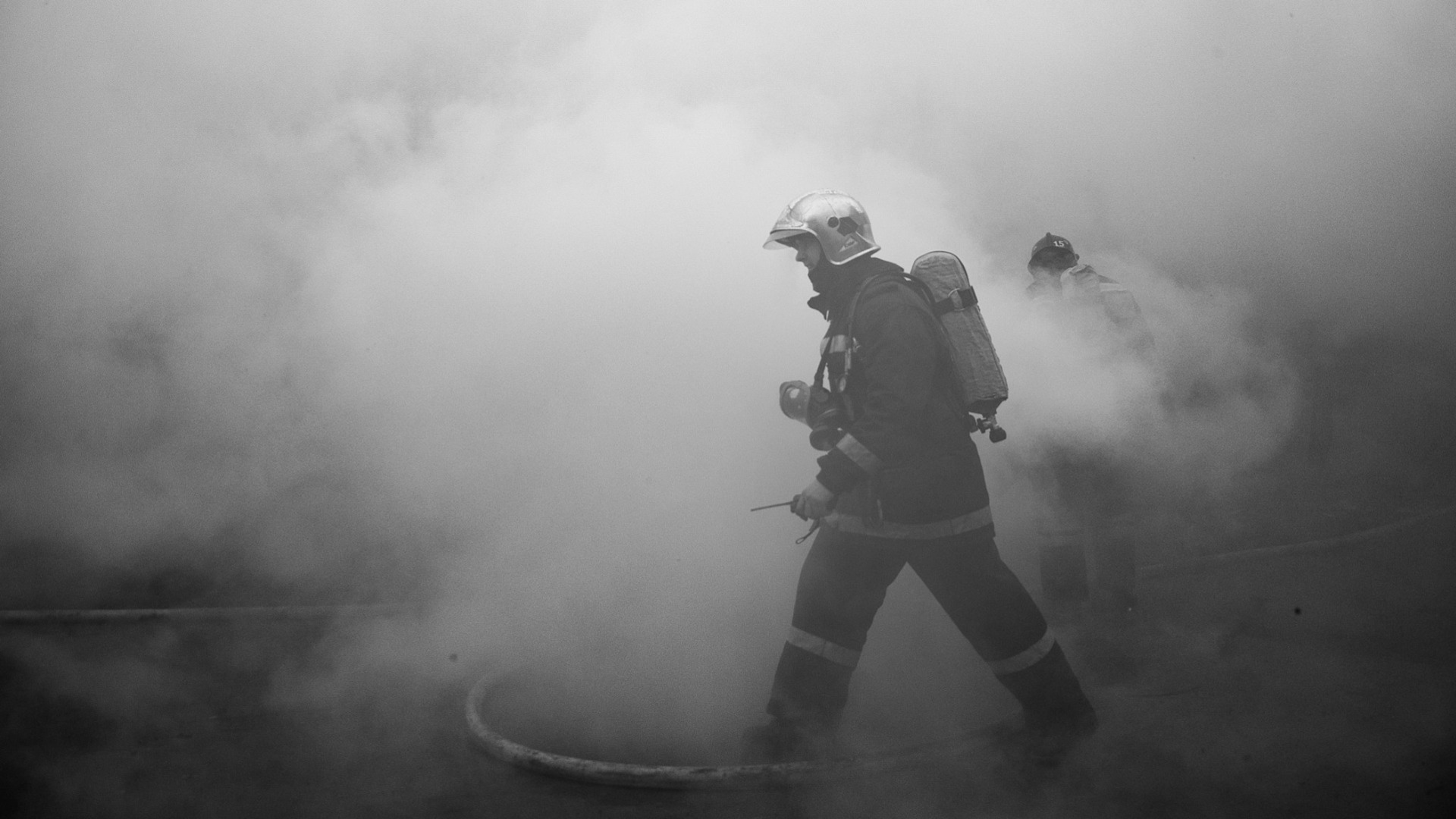 Пожар на складе ликвидируют огнеборцы во Владивостоке
