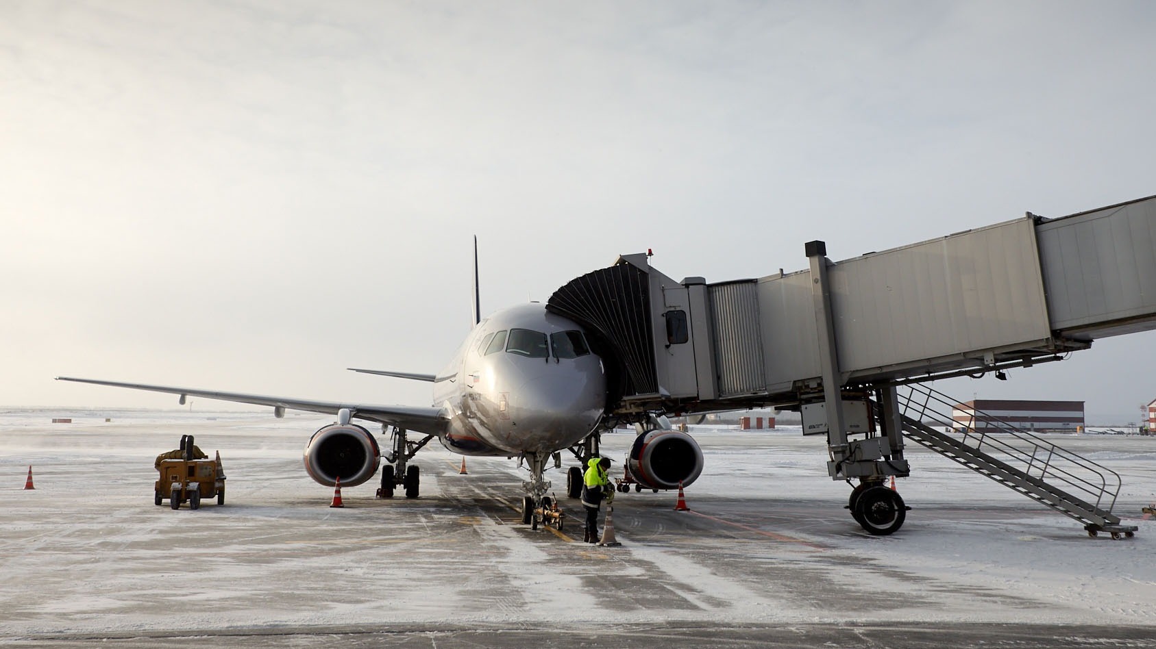 Самолет из Иркутска во Владивосток задержан из-за шутки про бомбу