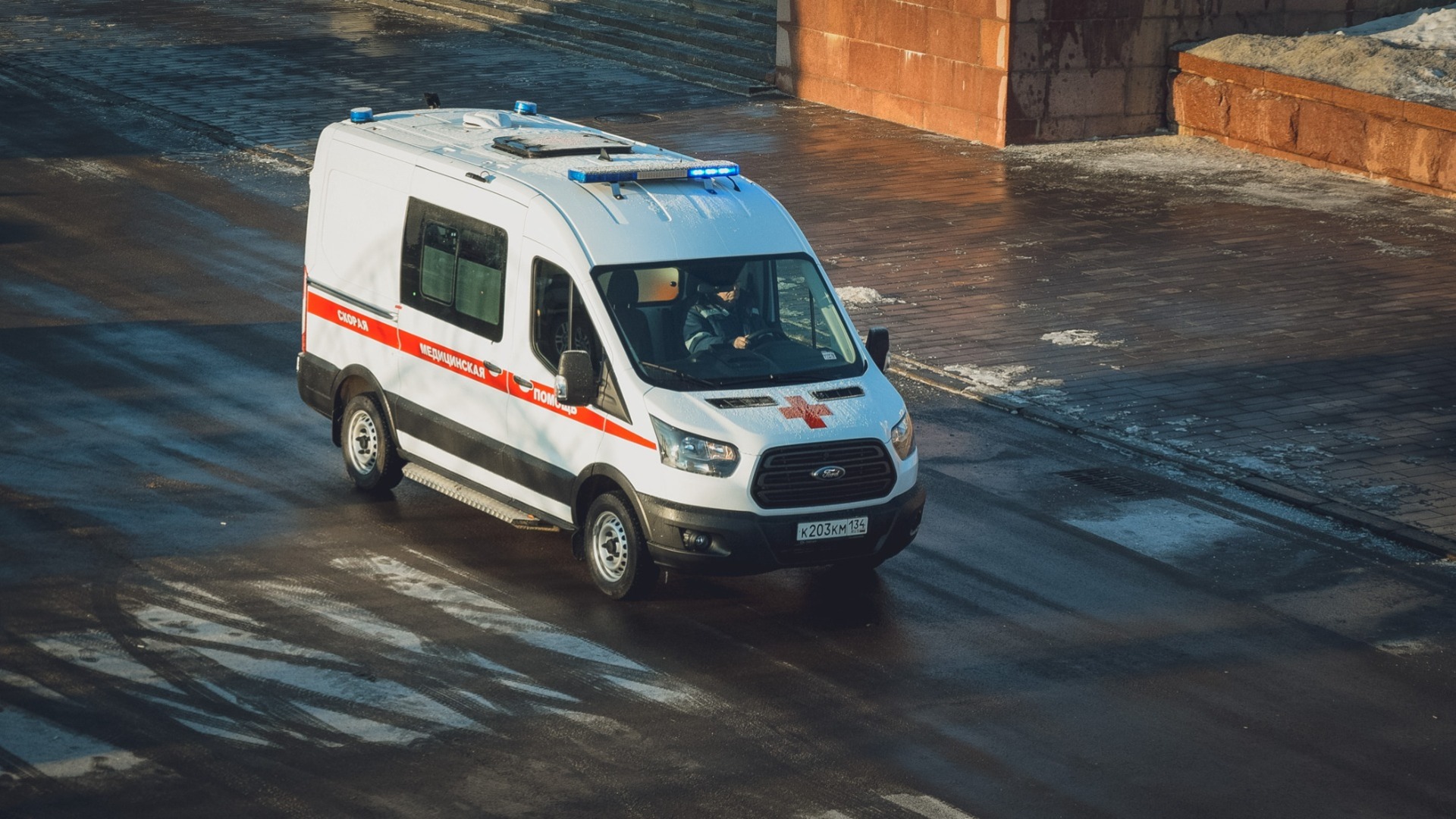 Автомобилистка во Владивостоке выпала на дорогу из машины