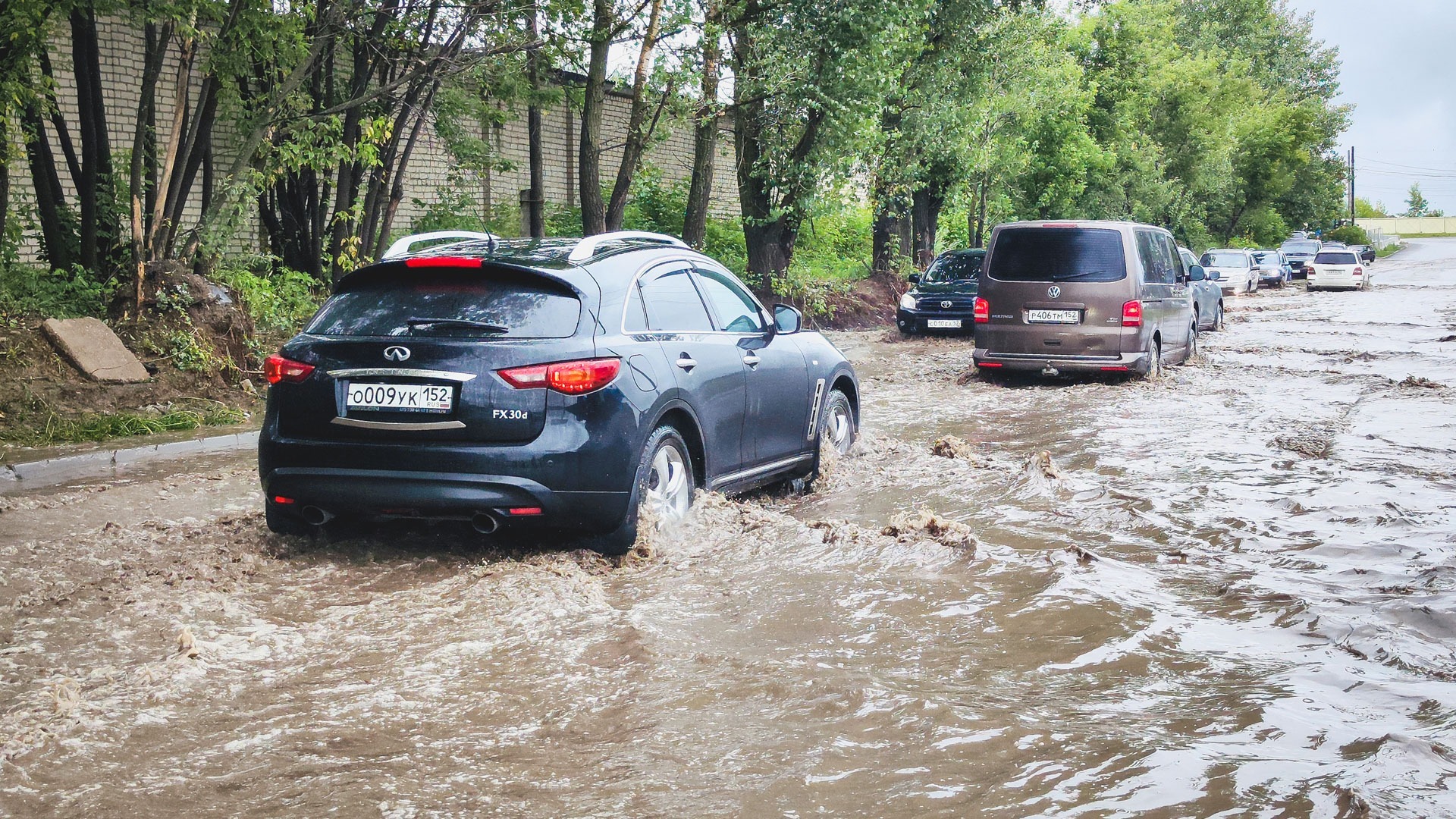 Дороги Владивостока уже сутки в воде из-за прошедшего циклона